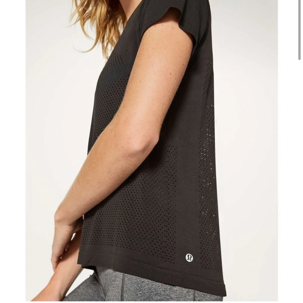 •LULULEMON• Breeze By Mesh Short Sleeve Shirt Ventilation Black